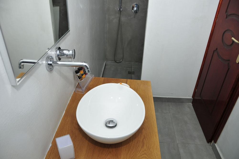 Anessis Apartahotel Fira (Santorini)